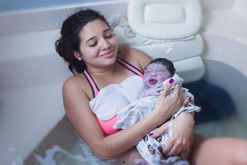 美国产妇在家中分娩视频,美国产妇家中分娩全过程记录